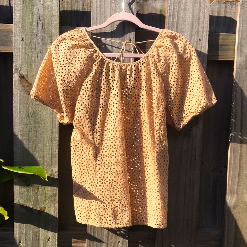 V-Bac puff sleeve eyelet top